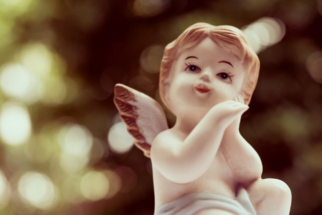 license : https://kr.123rf.com/photo_102214720_angelic-cupid-statue-vintage-retro-effect-style-picture.html